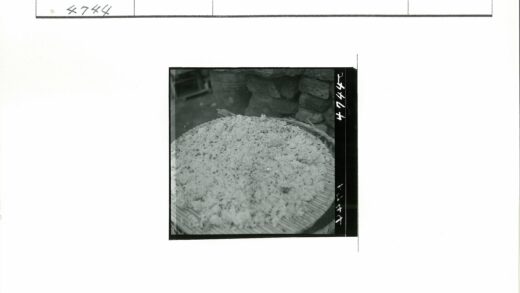 柳条篮子装大米石墙旁.jpg