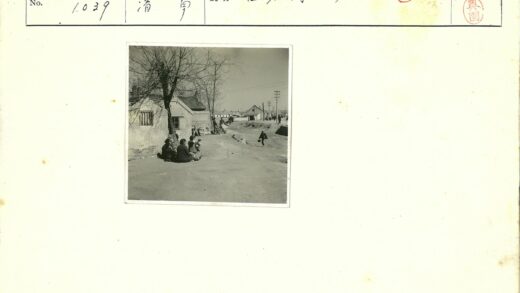 树下人群与乡村街景.jpg