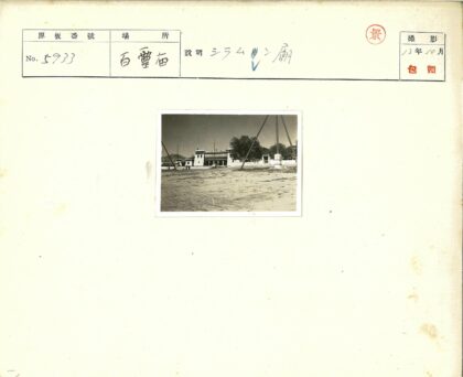 树木环绕的装饰大楼与沙地行人.jpg
