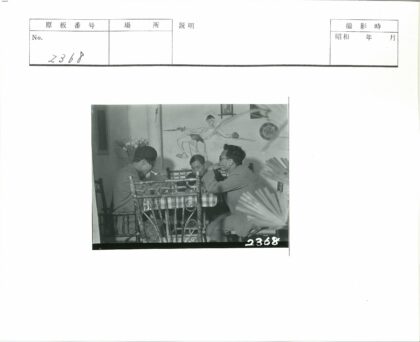 格子桌布旁抽烟的男人与壁画.jpg
