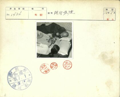格子毯上抽烟斗的人.jpg