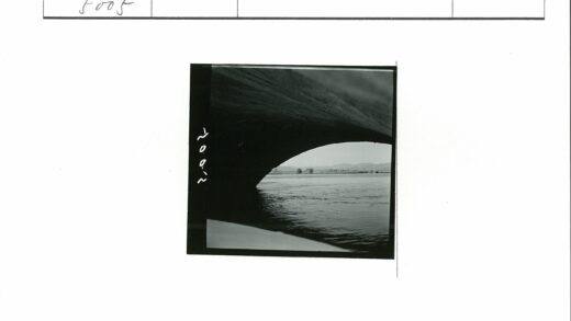 桥下静河远山景.jpg
