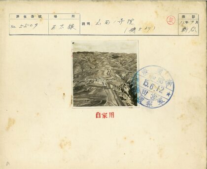 梯田丘陵间的古朴村庄全景.jpg