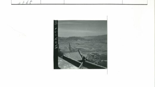 梯田山脉瓦顶景观.jpg