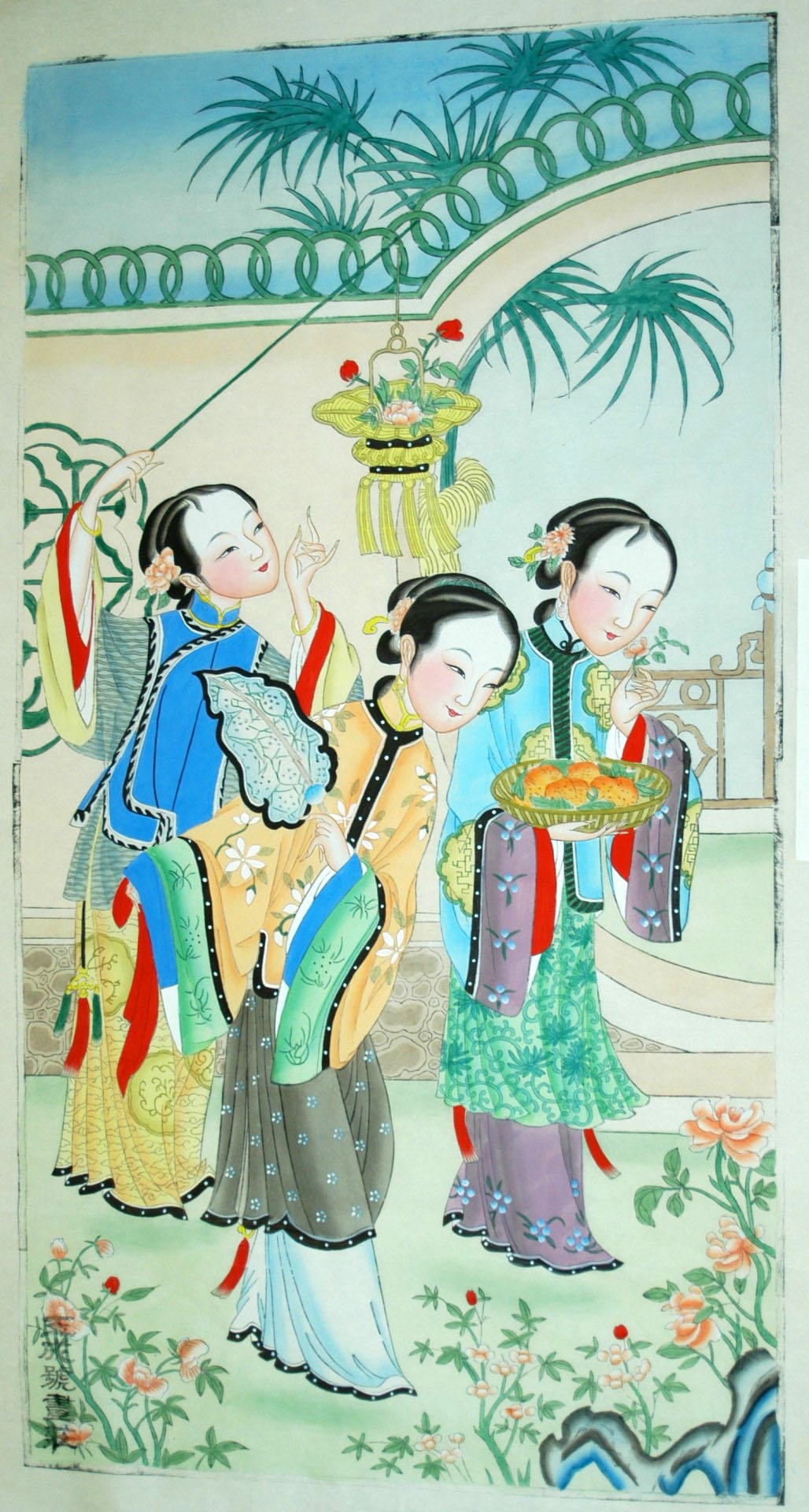 _楊柳青_仕女遊春図_梅花, 髪飾り, 牡丹, 衣服, 菊花, 蔓, 花提灯, 石, 編みかご, 木犀, 団扇, 岩, 美人, 桂花, 葉, 蜜柑, 宮女, 仕女, 侍女, 薔薇, 木, 木蓮