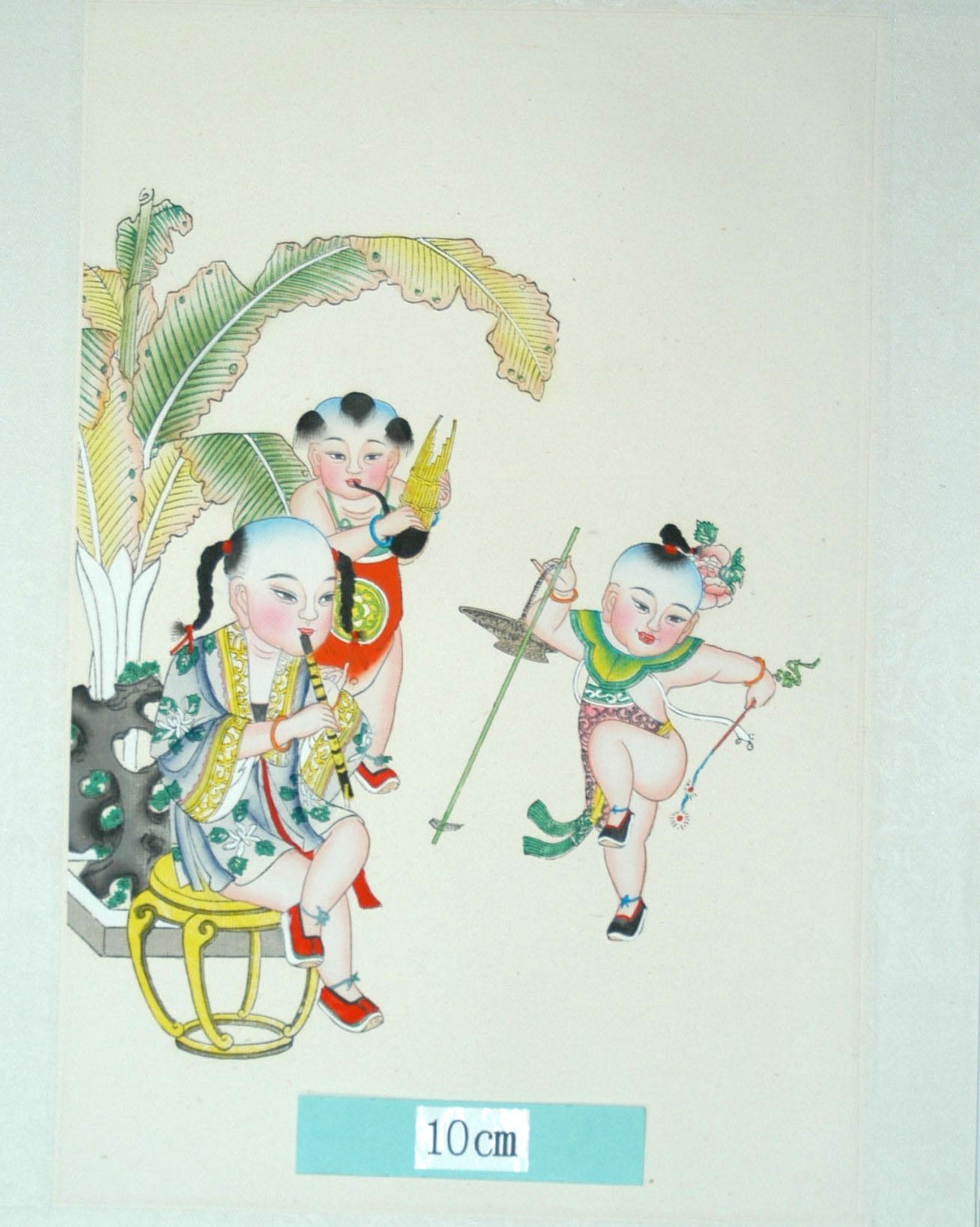 _楊柳青_新声初試_子, 髪飾り, 芭蕉葉, 牡丹, 衣服, 松葉, 蘭, 蔓, 石, 編みかご, 笙, 前掛け, 花瓶, 岩, 笛