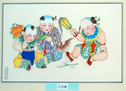 楊柳青 福善吉慶 子 芭蕉扇 柑橘 蝙蝠 玉磬 蝶 梅花 髪飾り 孔雀の羽根 首飾り 芭蕉葉 如意 襟 衣服.jpg