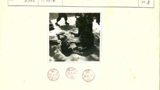 母亲喂小孩树下生活场景.jpg