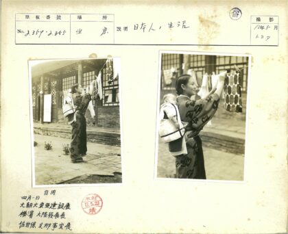 母亲背婴晾晒布匹.jpg