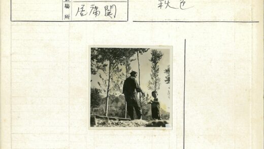 母子与自然山水合影.jpg