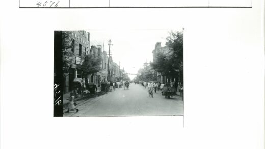 民国时期城市街道繁华景象.jpg
