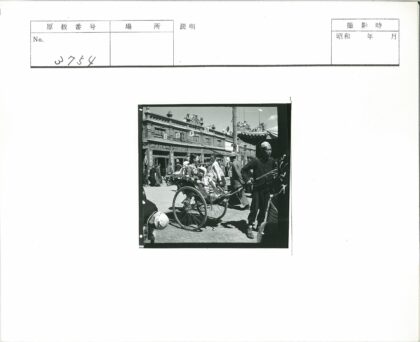 民国街头人力车与繁华市景.jpg