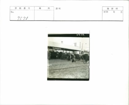 民国街头行人黄包车金属屋顶.jpg