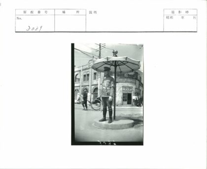 民国街头警察执勤景象.jpg