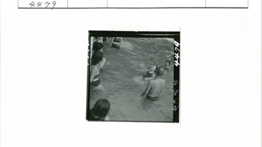 水中游泳与漂浮的人群.jpg