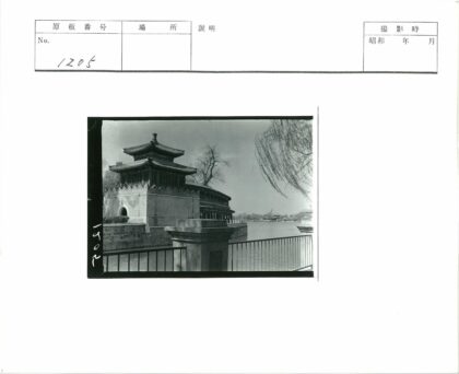 水塔与自然建筑景观.jpg