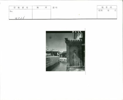 水渠旁砖石建筑与帐篷风景.jpg