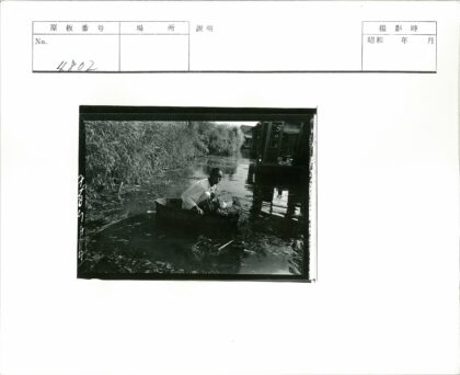 水边木桶莲花远眺建筑.jpg
