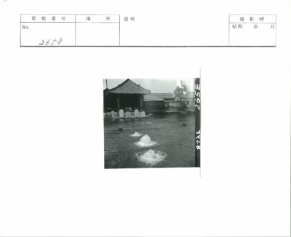 水边瓦顶古建与石碑喷泉景.jpg