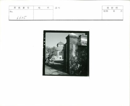 汉字砖门庭院塔楼街景.jpg