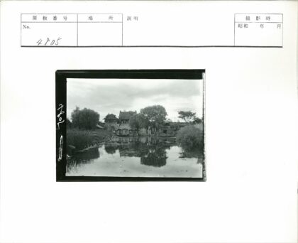 池塘古建倒影绿意盎然.jpg