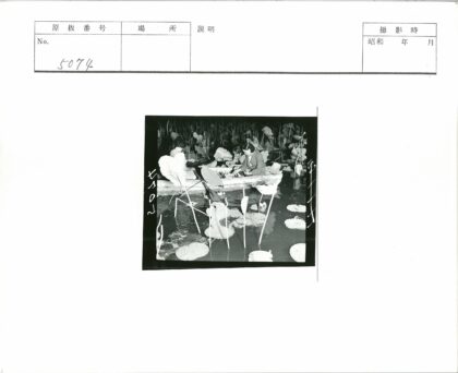 池塘小船三人赏莲.jpg