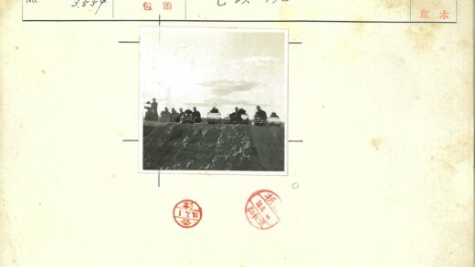 沙滩人群与鸟笼旧影.jpg