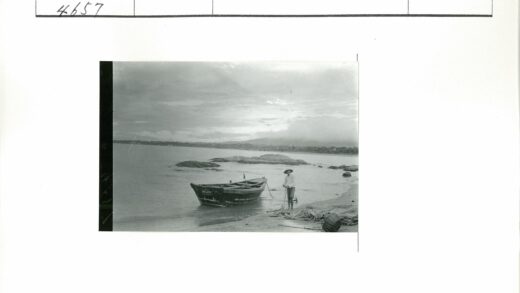 沙滩木船与绳海岸风景.jpg