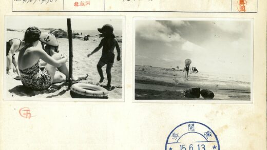 沙滩泳衣圆锥帽散步.jpg