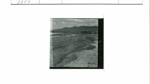 沟渠崎岖景观多云天空远山建筑.jpg