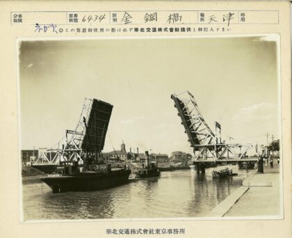 河上吊桥与沿岸建筑风光.jpg