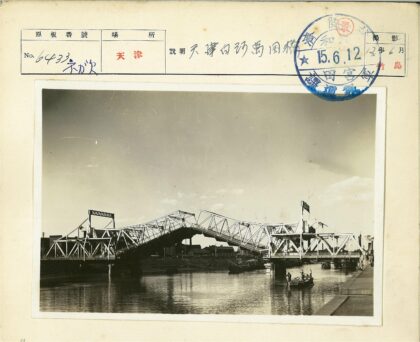 河上吊桥与行船风光.jpg