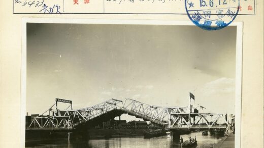 河上吊桥与行船风光.jpg