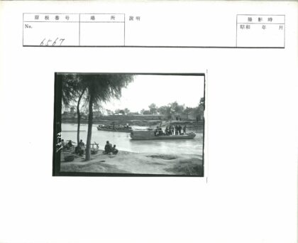 河岸人群与船上旅人风景.jpg