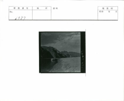 河岸泊船与山景建筑.jpg