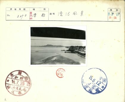 河岸船只与远山景.jpg