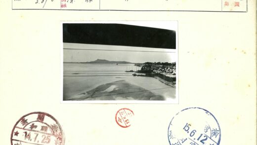 河岸船只与远山景.jpg