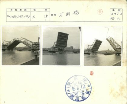 河畔吊桥与城市建筑群.jpg