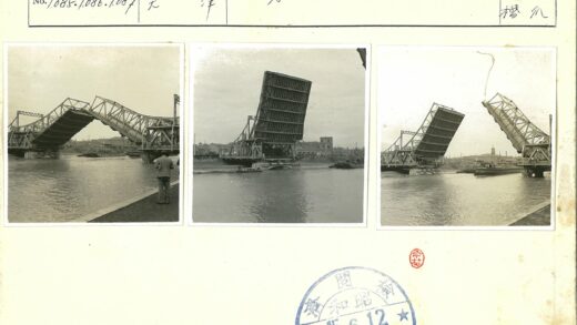 河畔吊桥与城市建筑群.jpg