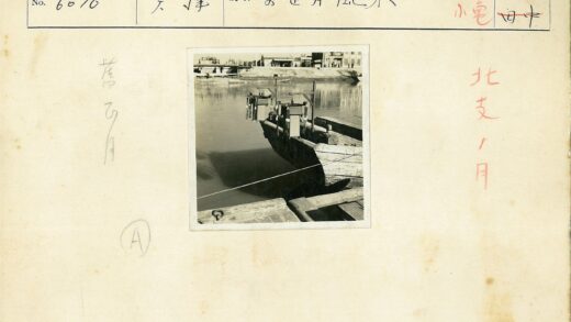 河畔木船与城市桥梁景观.jpg