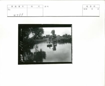 河边划船与自然景色.jpg