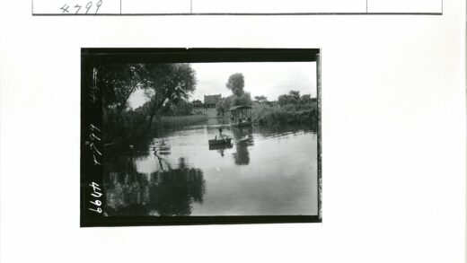 河边划船与自然景色.jpg