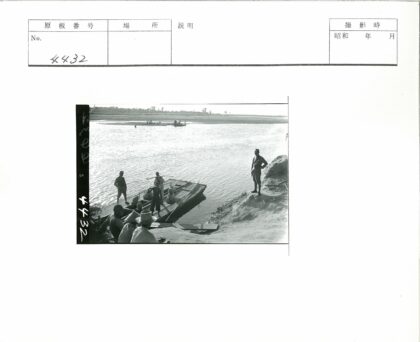 河边小船与人群的河岸风景.jpg