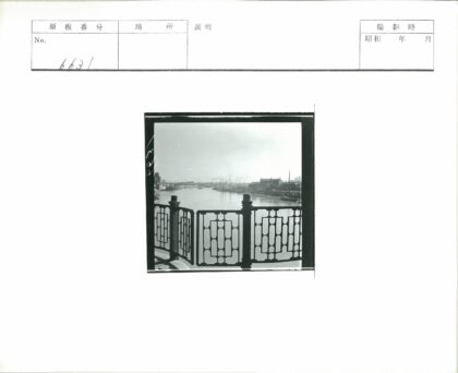 河边栏杆与船只建筑景观.jpg