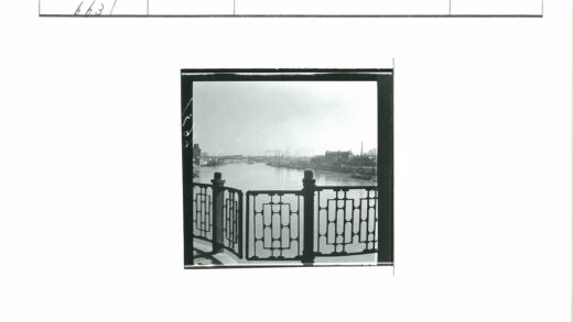 河边栏杆与船只建筑景观.jpg