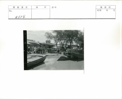 河边牛车与船只的乡村景象.jpg