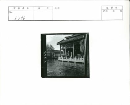 河边瓦顶亭晴日树影.jpg