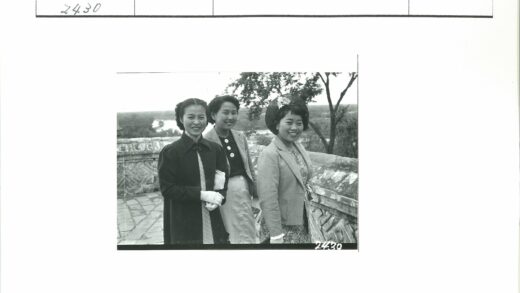 河边石栏旁的女人合影.jpg