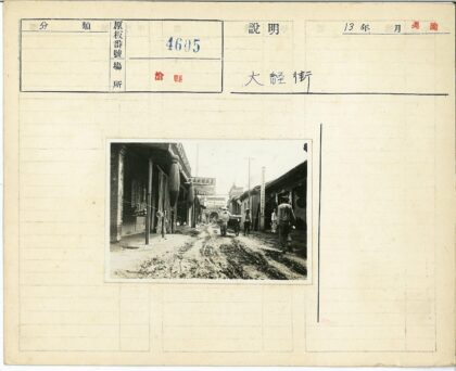 泥泞街道商铺悬挂扫帚绳子街景.jpg