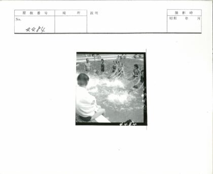 泳池嬉戏与池边休息.jpg